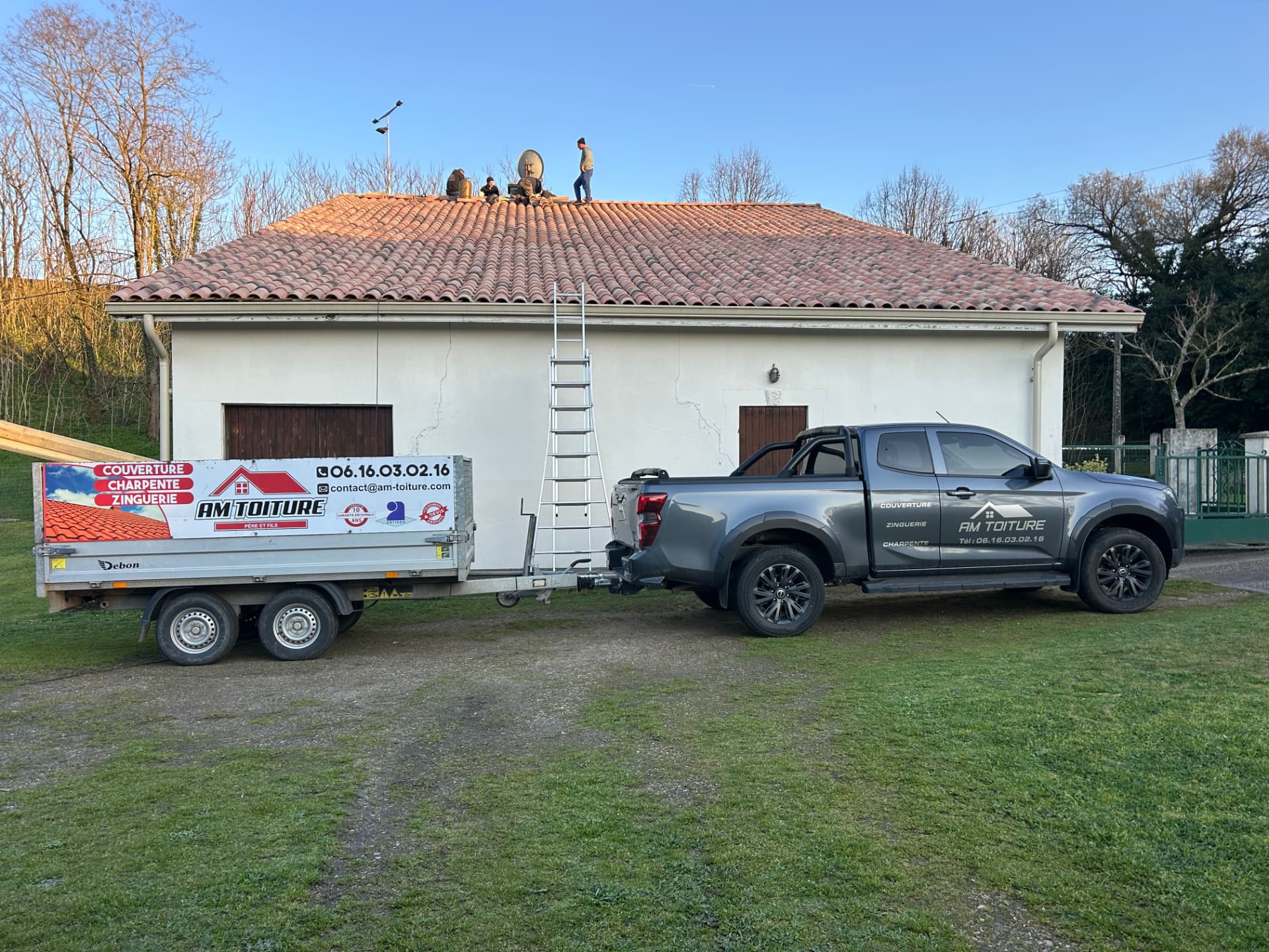 L'équipe AM Toiture sur un chantier de couverture en Gironde