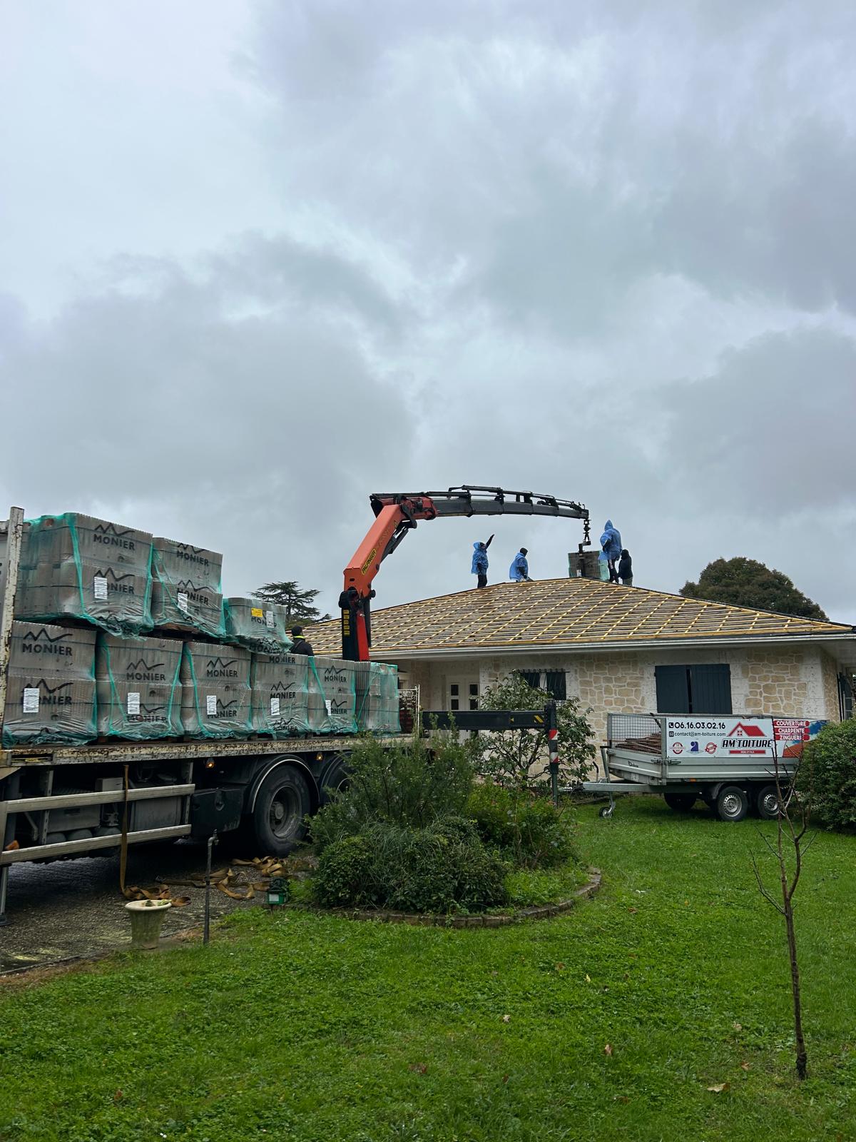 Rénovation complète de toiture en cours près de Bordeaux : dépose totale et livraison de tuiles par camion-grue