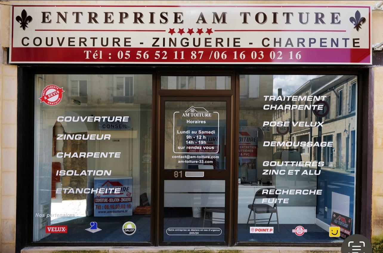 La vitrine du showroom AM Toiture à Bordeaux — couverture, zinguerie, charpente